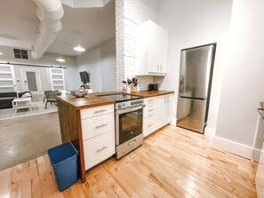 Microwave, oven, stovetop, dishwasher - Spacious 1brm Apartment Downtown Halifax- 10min walk to HFX WATERFRONT (Halifax)