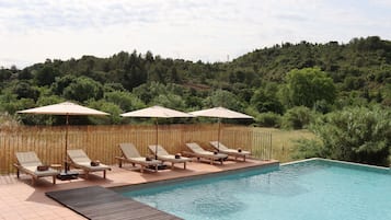 Piscine extérieure en saison, accès possible de 9 h à 22 h, parasols
