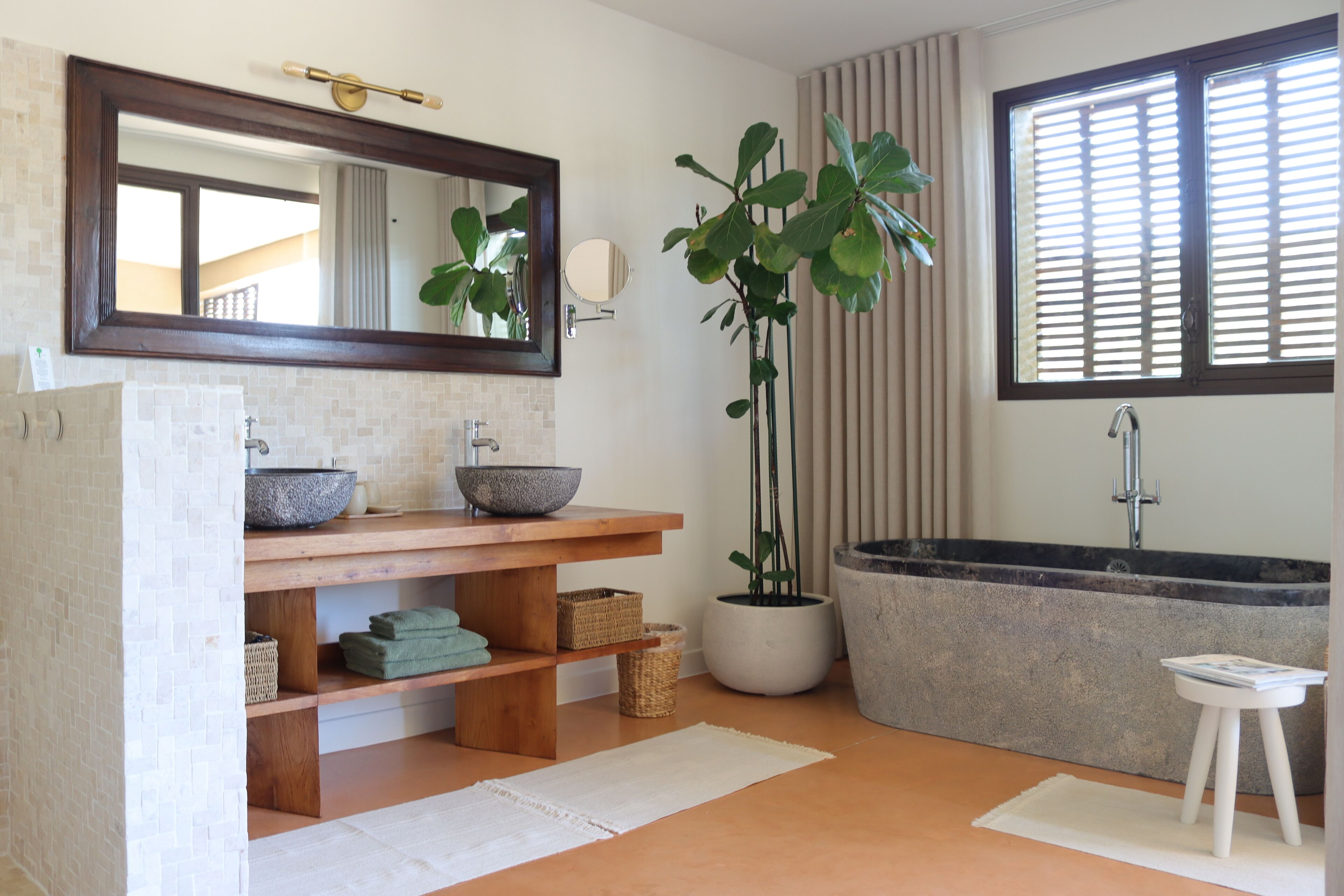 Baño | Secadora de cabello, toallas, jabón, shampoo 