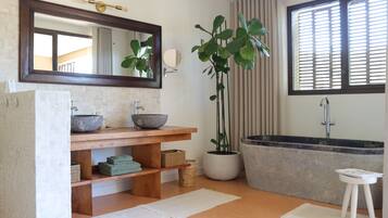 Baño | Secadora de cabello, toallas, jabón, shampoo