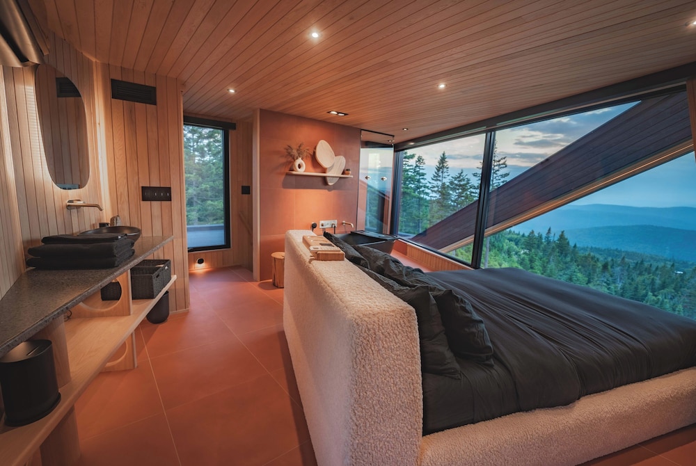 Phoenix mnt cAbin with panoramic views & Spa 30min from Quebec City ...