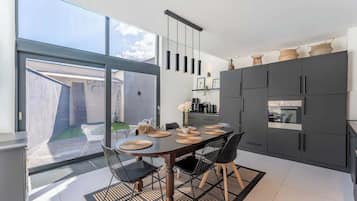 Een koelkast, een microgolfoven, een oven, een kookplaat