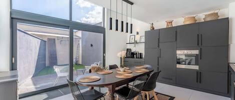 Kühlschrank, Mikrowelle, Ofen, Herdplatte