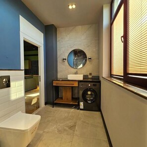 Badewanne, Haartrockner, Hausschuhe, Handtücher