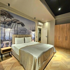 คอมฟอร์ทอพาร์ทเมนท์, ระเบียง, วิวเมือง | ตู้นิรภัยในห้องพัก, โต๊ะทำงาน, พื้นที่ทำงานแบบใช้แล็ปท็อป, ผ้าม่านกันแสง