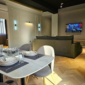 Leilighet – comfort, balkong, byutsikt | Safe på rommet, skrivebord og skrivebord for bærbar PC