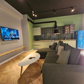 Căn hộ tiện nghi đơn giản, ban công, quang cảnh thành phố | Két bảo mật tại phòng, bàn, khu vực làm việc phù hợp cho laptop 