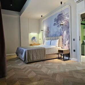 Căn hộ tiện nghi đơn giản, ban công, quang cảnh thành phố | Két bảo mật tại phòng, bàn, khu vực làm việc phù hợp cho laptop 