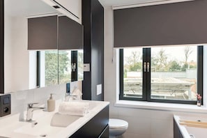 Shower, free toiletries, hair dryer, towels - Elegant & Spacious House close to Center (Kortrijk)