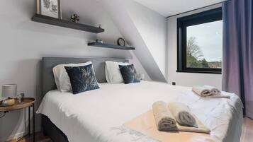 4 slaapkamers, een bureau, een strijkplank/strijkijzer, wifi