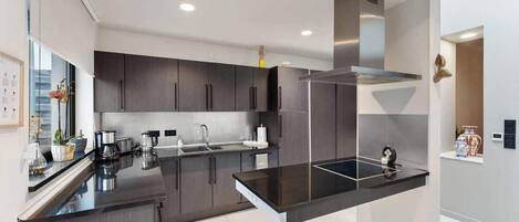 Kylskåp, mikrovågsugn, ugn och spishäll