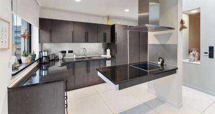 Elegant & Spacious House close to Center