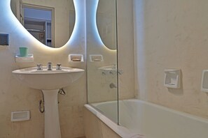 Serviettes fournies, savon, shampooing, papier de toilette