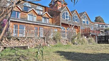 Vista frontal de la propiedad