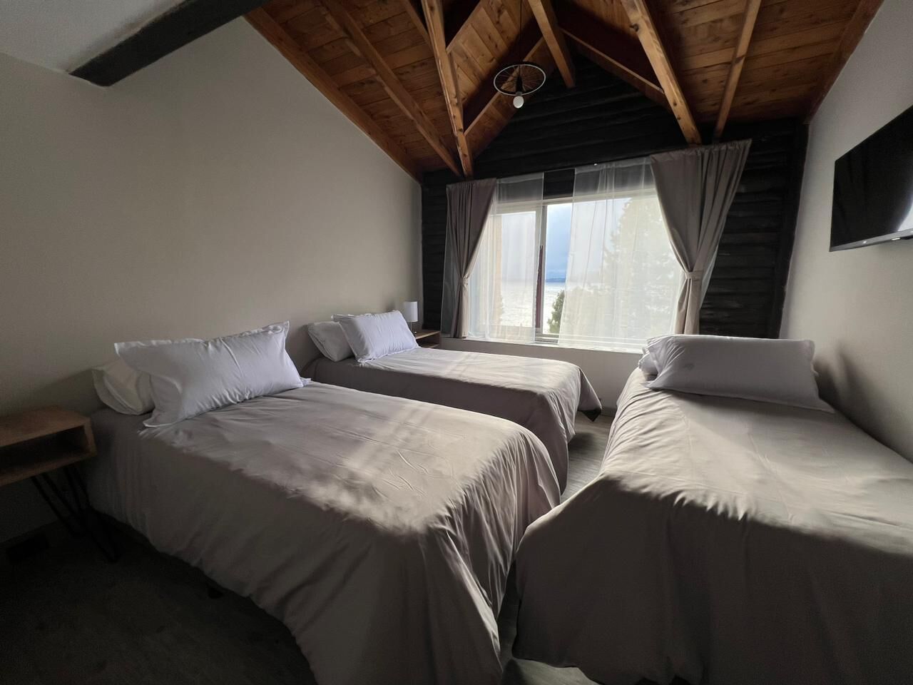 Standardværelse til 3 personer - søudsigt | Pengeskab på værelset, mørklægningsgardiner, gratis Wi-Fi