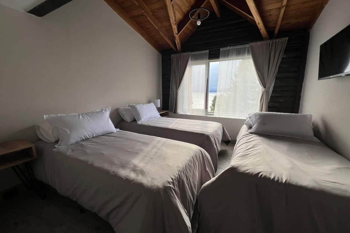 Habitación triple estándar, vista al lago | Caja de seguridad en la habitación, cortinas blackout y wifi gratis