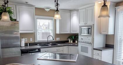 Charming 1851 Historic Home - Downtown Elizabethtown