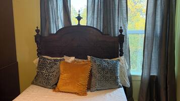 Tabla de planchar con plancha, wifi gratis y ropa de cama