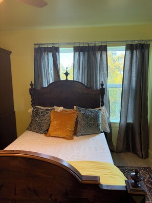 Tabla de planchar con plancha, wifi gratis y ropa de cama 