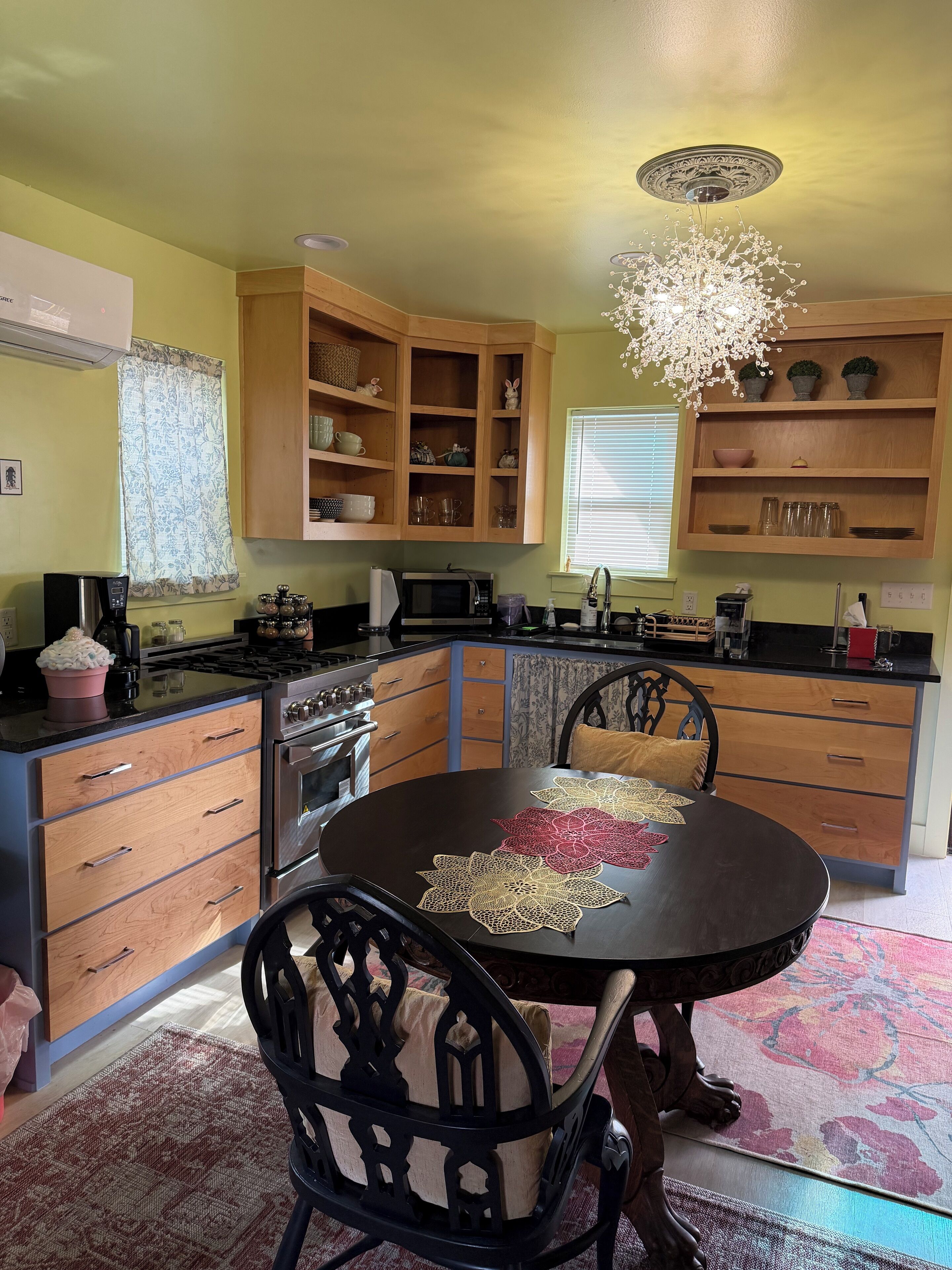 Artículos de limpieza ecológicos y toallas de papel 