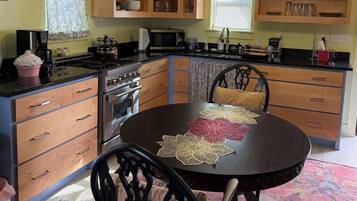 Artículos de limpieza ecológicos y toallas de papel