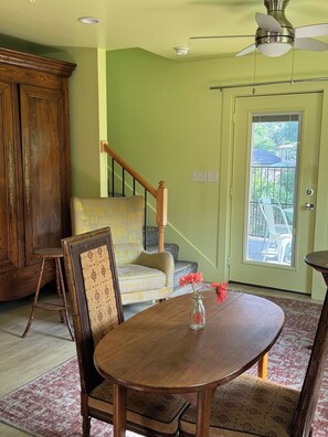 المنشأة من الداخل