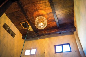 King Room | 浴室 | 番梘、洗頭水、廁紙