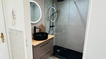 SĂšche-cheveux, serviettes fournies