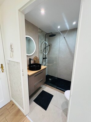 Sèche-cheveux, serviettes fournies