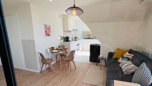 Ein modernes Apartment mit Essbereich, Küche und Wohnraum.