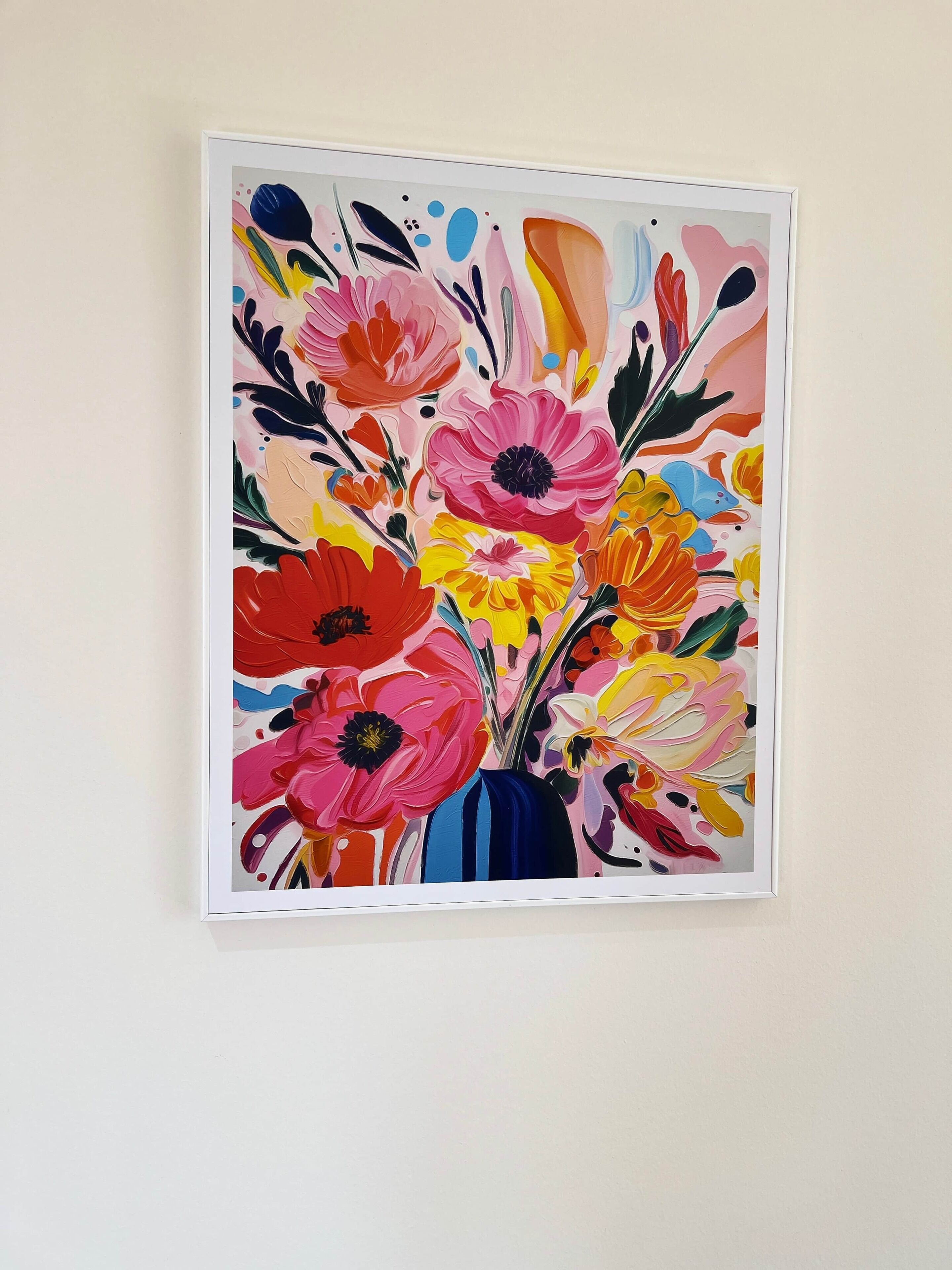 Una obra de arte floral enmarcadas sobre una pared lisa.