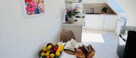Frigorifero, piano cottura, bollitore elettrico