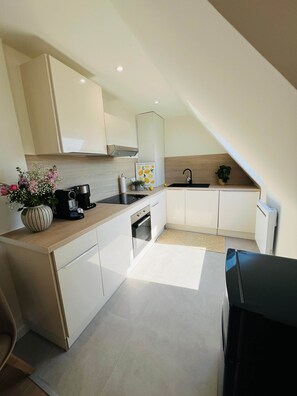 Refrigerador, placa de cocina, utensilios de cocina