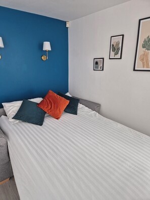 1 bedroom, desk, iron/ironing board, travel cot - Panoramic City Centre View | Modern, Quiet & Lift (York)