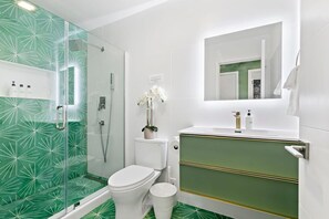 House (3 Bedrooms) | Bathroom | Towels, soap, shampoo, toilet paper - @ Marbella Lane - SJ Designer Home 12-min to Levi's (San Jose)