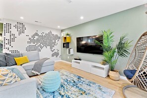 Casa (3 Bedrooms) | Área de sala de estar | Televisión de pantalla plana de 43 pulgadas con canales por cable 