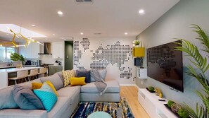 Casa (3 Bedrooms) | Sala de estar | Televisión de pantalla plana de 43 pulgadas con canales por cable 