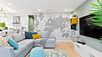 Maison (3 Bedrooms) | Coin séjour | Télévision à écran plat de 43 pouces avec chaßnes par cùble