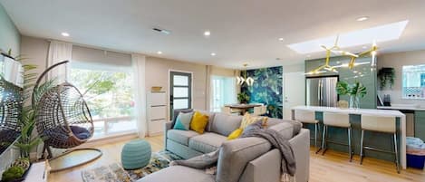 Casa (3 Bedrooms) | Área de sala de estar | Televisión de pantalla plana de 43 pulgadas con canales por cable