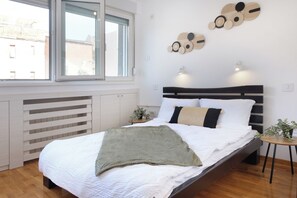 A modern bedroom with a large bed, a window, and wall art. - Belgrade Central Residence (Belgrade)