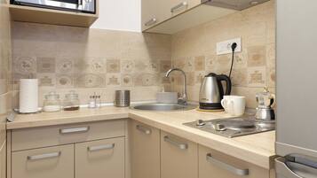 Réfrigérateur, micro-ondes, plaque de cuisson