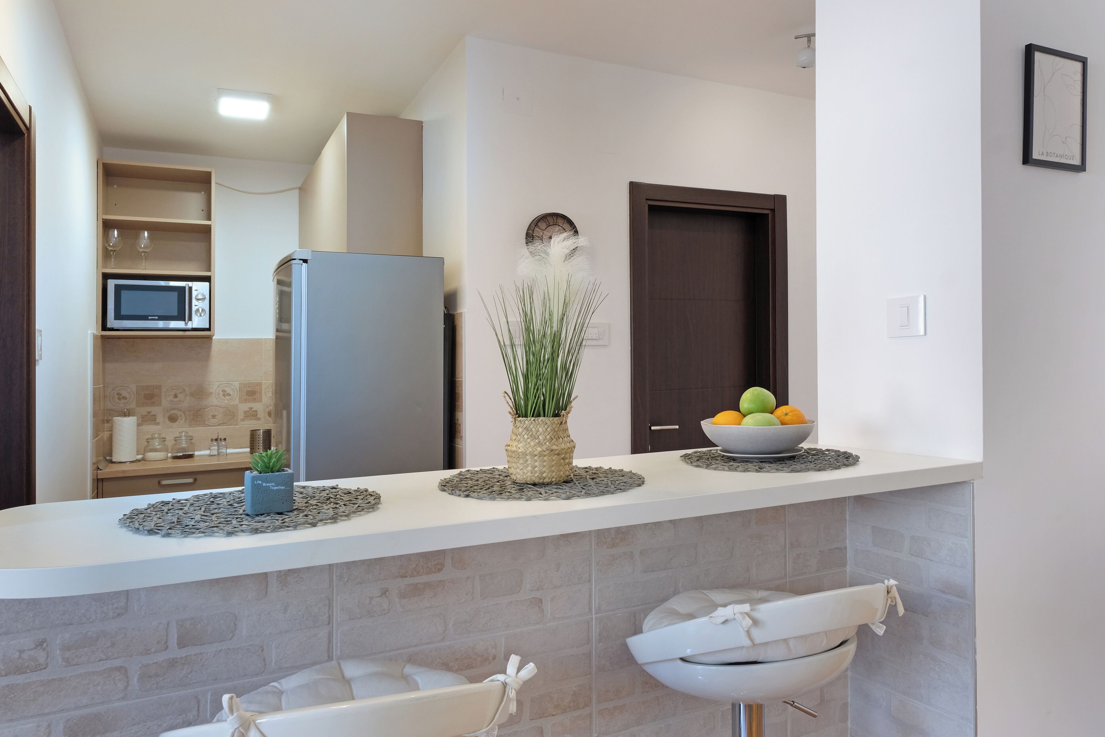 Réfrigérateur, micro-ondes, plaque de cuisson