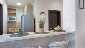 Réfrigérateur, micro-ondes, plaque de cuisson