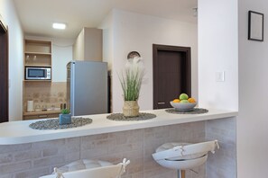 Réfrigérateur, micro-ondes, plaque de cuisson