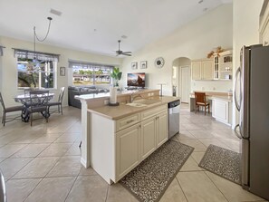 Jääkaappi, mikroaaltouuni, uuni, liesi