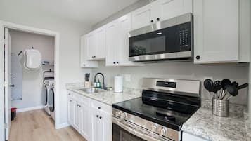 Microondas, horno, parrilla de estufa y lavavajillas