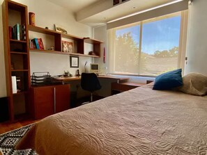 5 bedrooms, iron/ironing board, WiFi, bed sheets