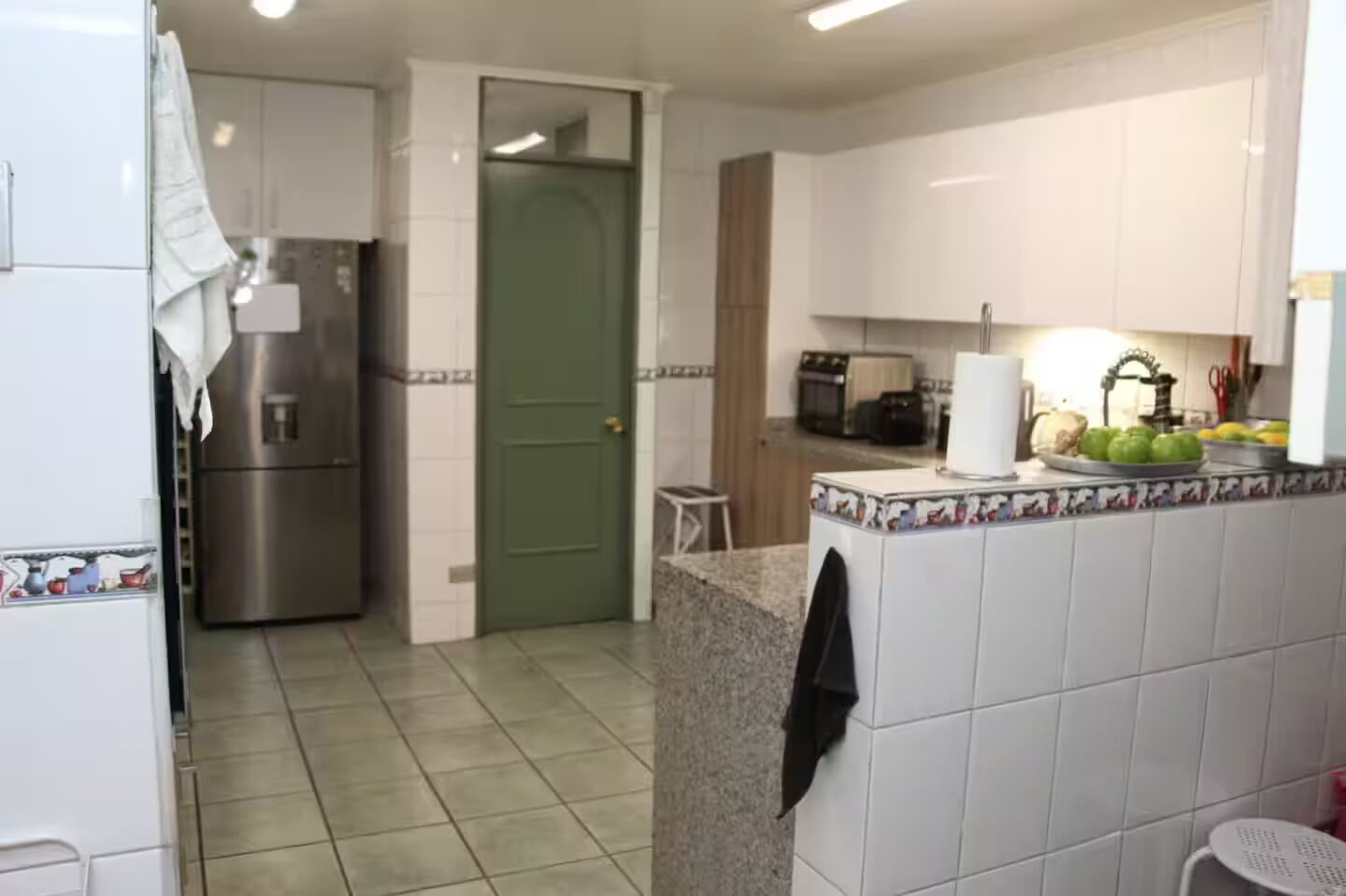 Mikrobølgeovn, ovn, kokeplater og oppvaskmaskin