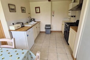 Private kitchen - Farm Life Retreat - 2 Houses (Offham)