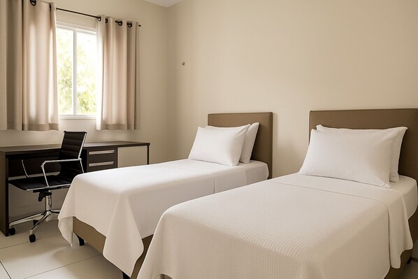 مكواة/لوح كي وخدمة الإنترنت وملا�ءات أسرّة